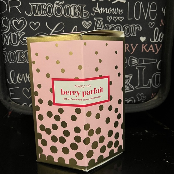Mary Kay Gift Set - Picture 2 of 4